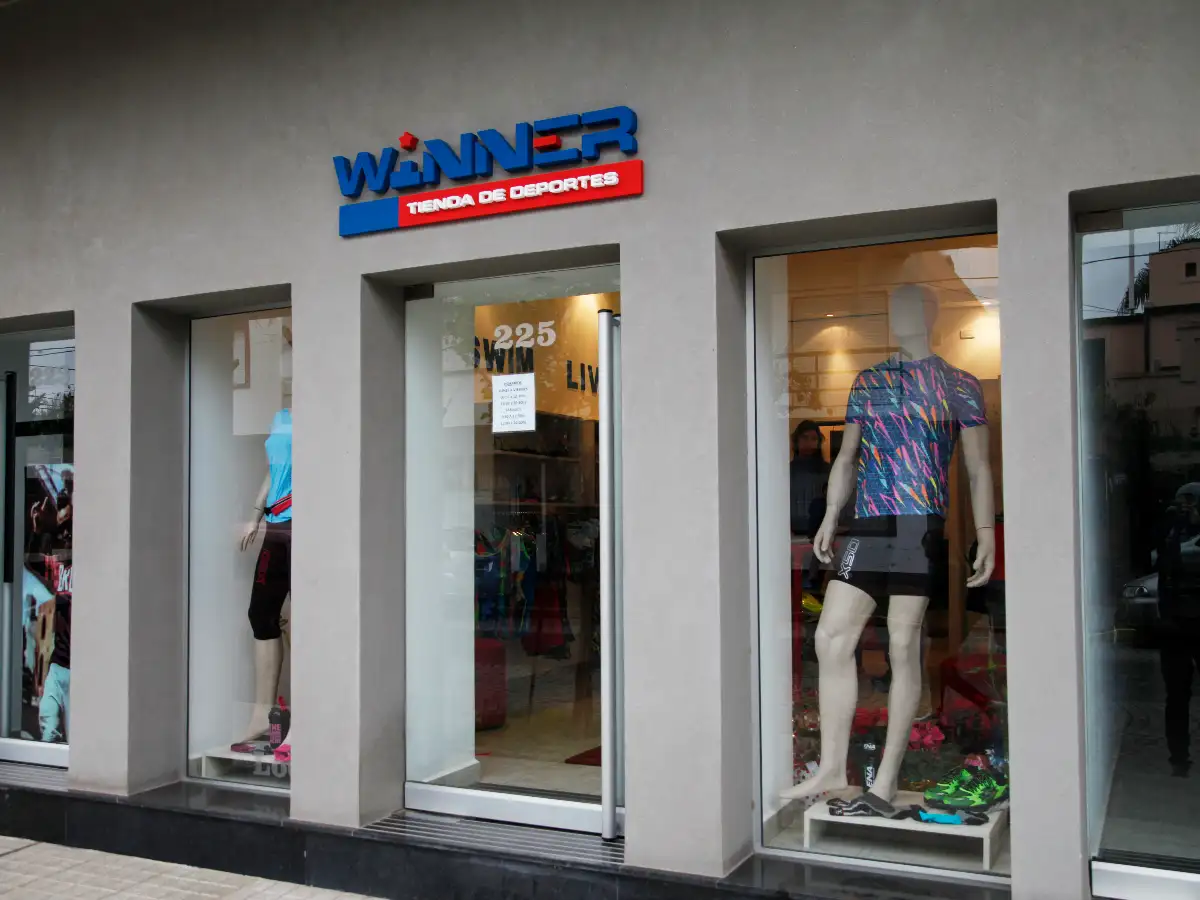 Alrededor de 150 mil pesos en mercaderías y 1.000 pesos en efectivo fue el botín logrado por ladrones que en la madrugada de ayer lunes saquearon un local de ropa deportiva en barrio Catedral que abrió sus puertas hace apenas una semana.  El robo en la fi