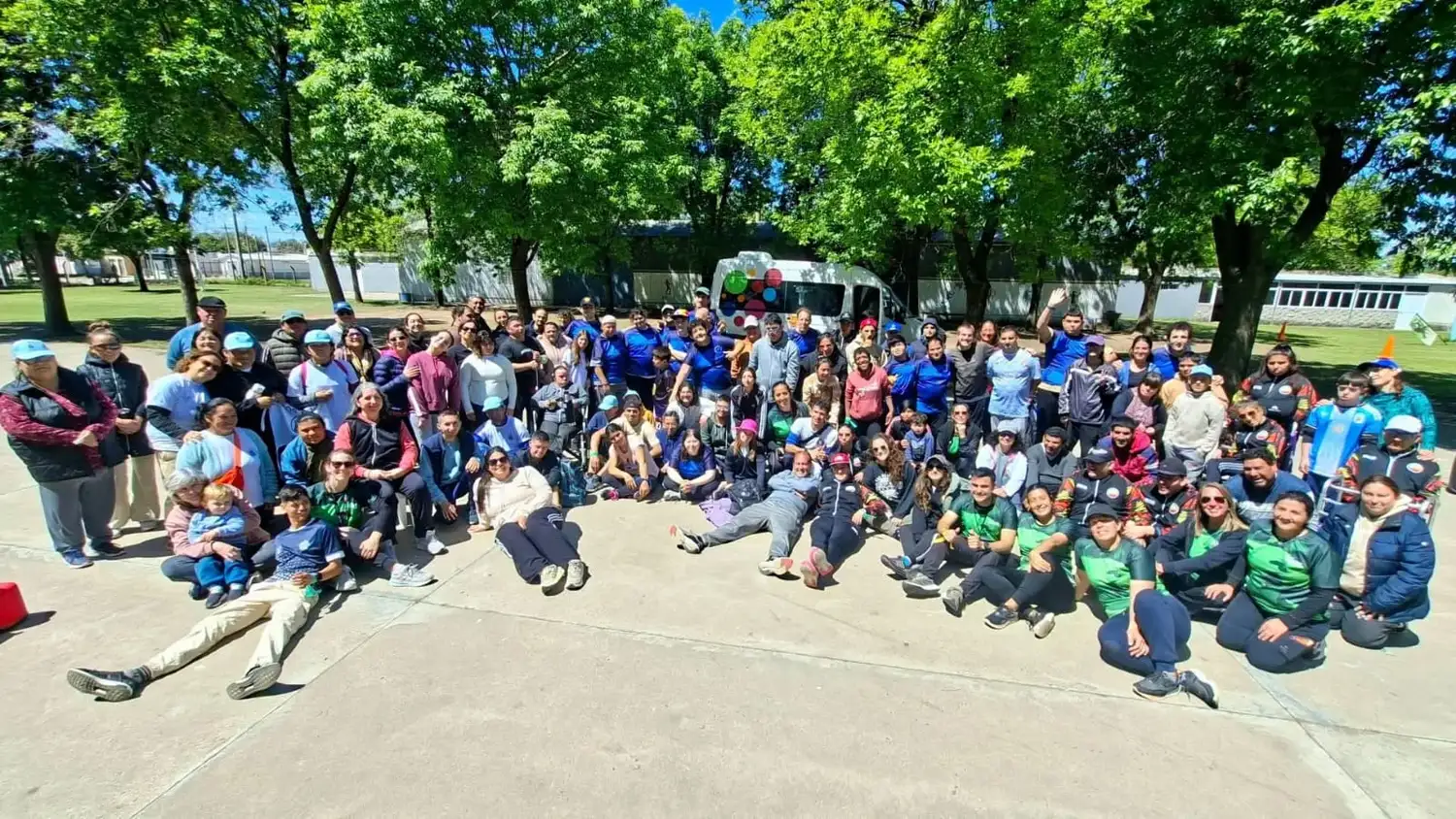 Un numeroso grupo de participantes, docentes y familias fueron parte del encuentro de atletismo adaptado realizado en Rufino.