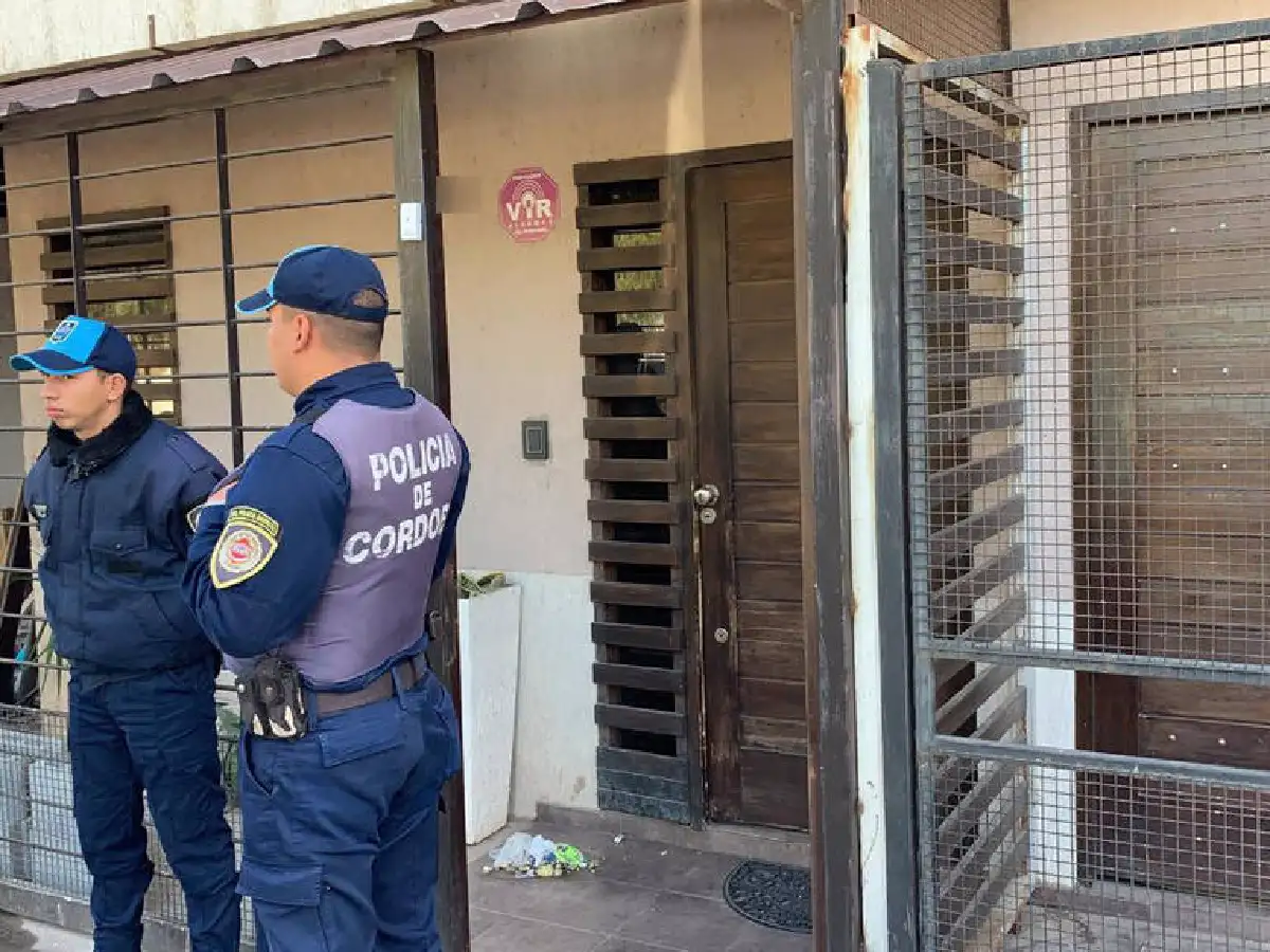 Ladrones vestidos de policías raptaron a una mujer