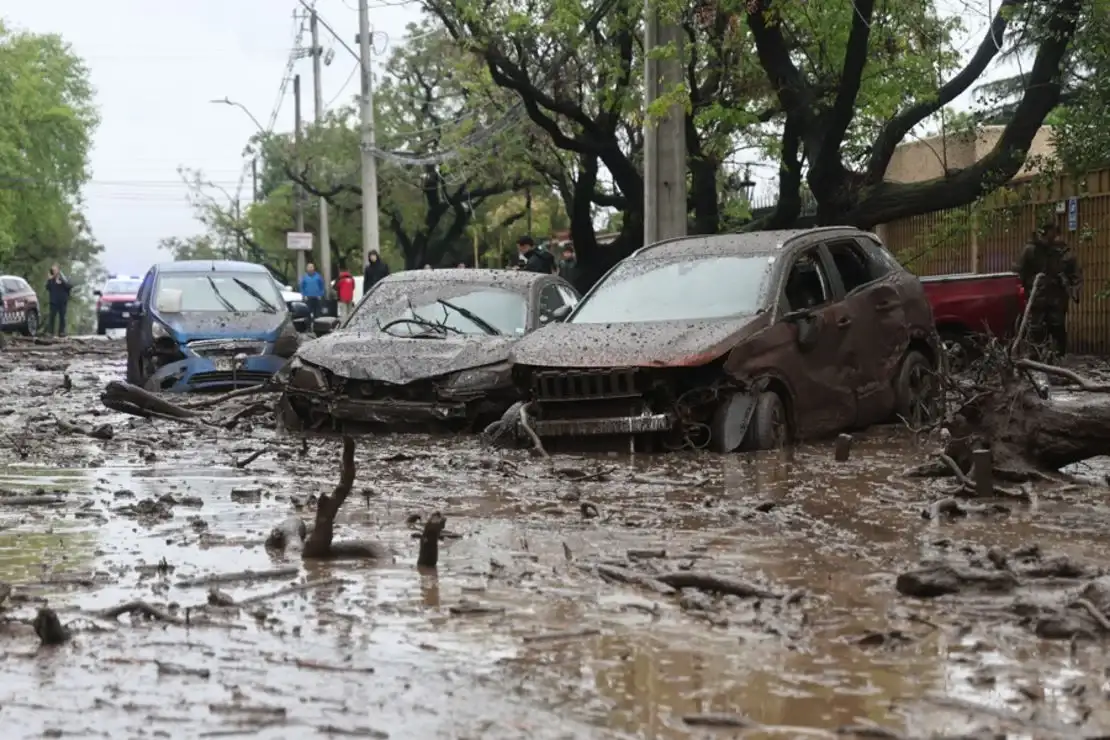 La corriente de agua y barro arrastró vehículos durante el temporal que afectó a Santiago de Chile.