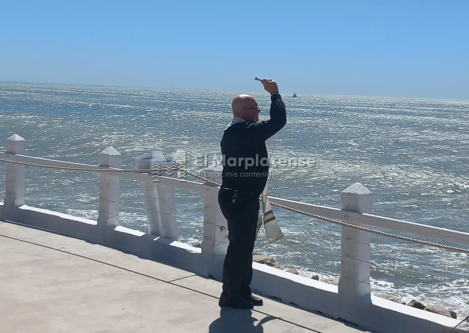"Gracias por su auxilio y por arriesgar sus vidas, son como pastores atentos a su rebaño", señaló sobre los guardavidas.