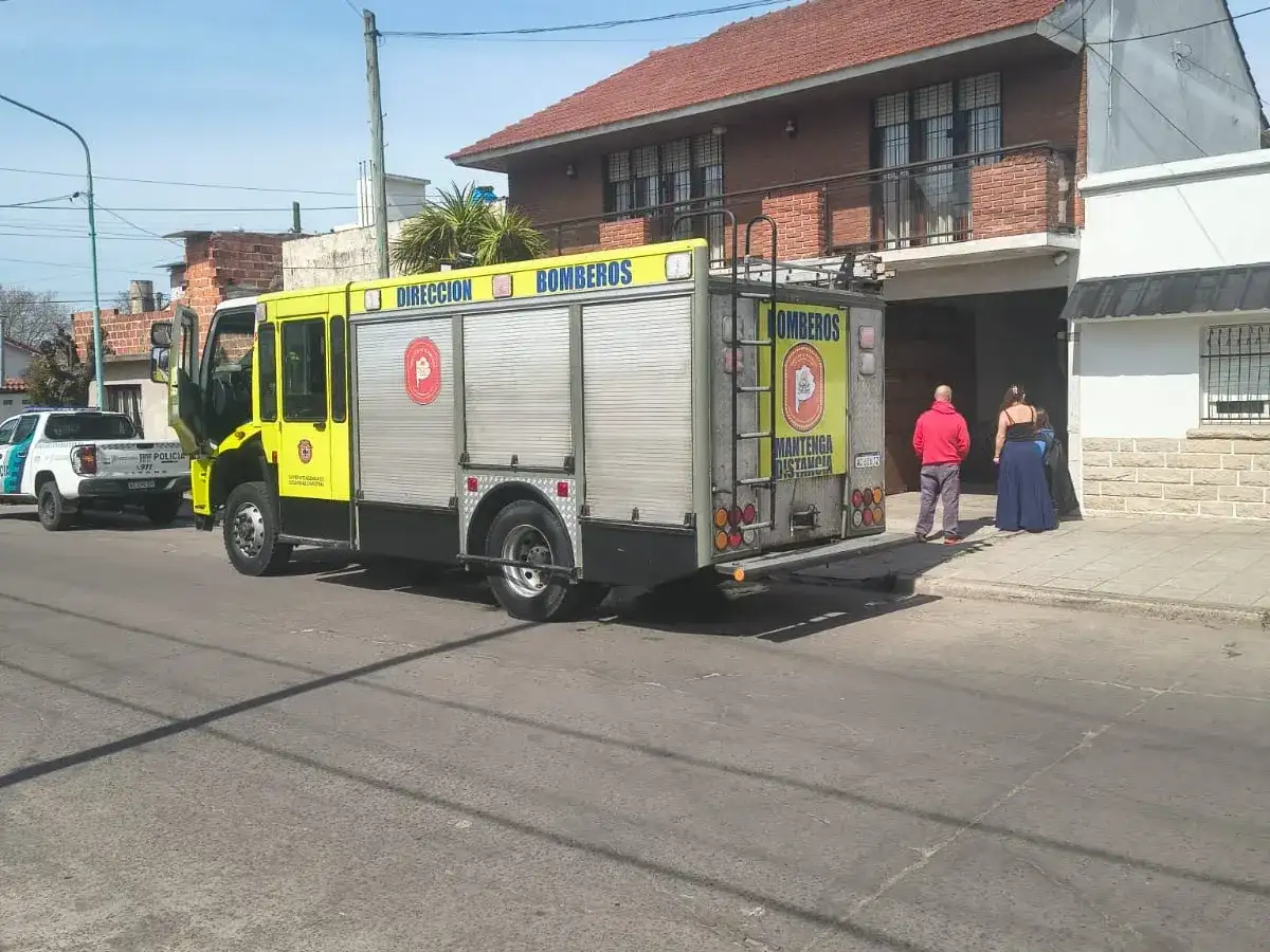 Una ambulancia fue convocada para asistir al hombre, mientras que personal de la Comisaría Cuarta intervino en el lugar para determinar las circunstancias del hecho.