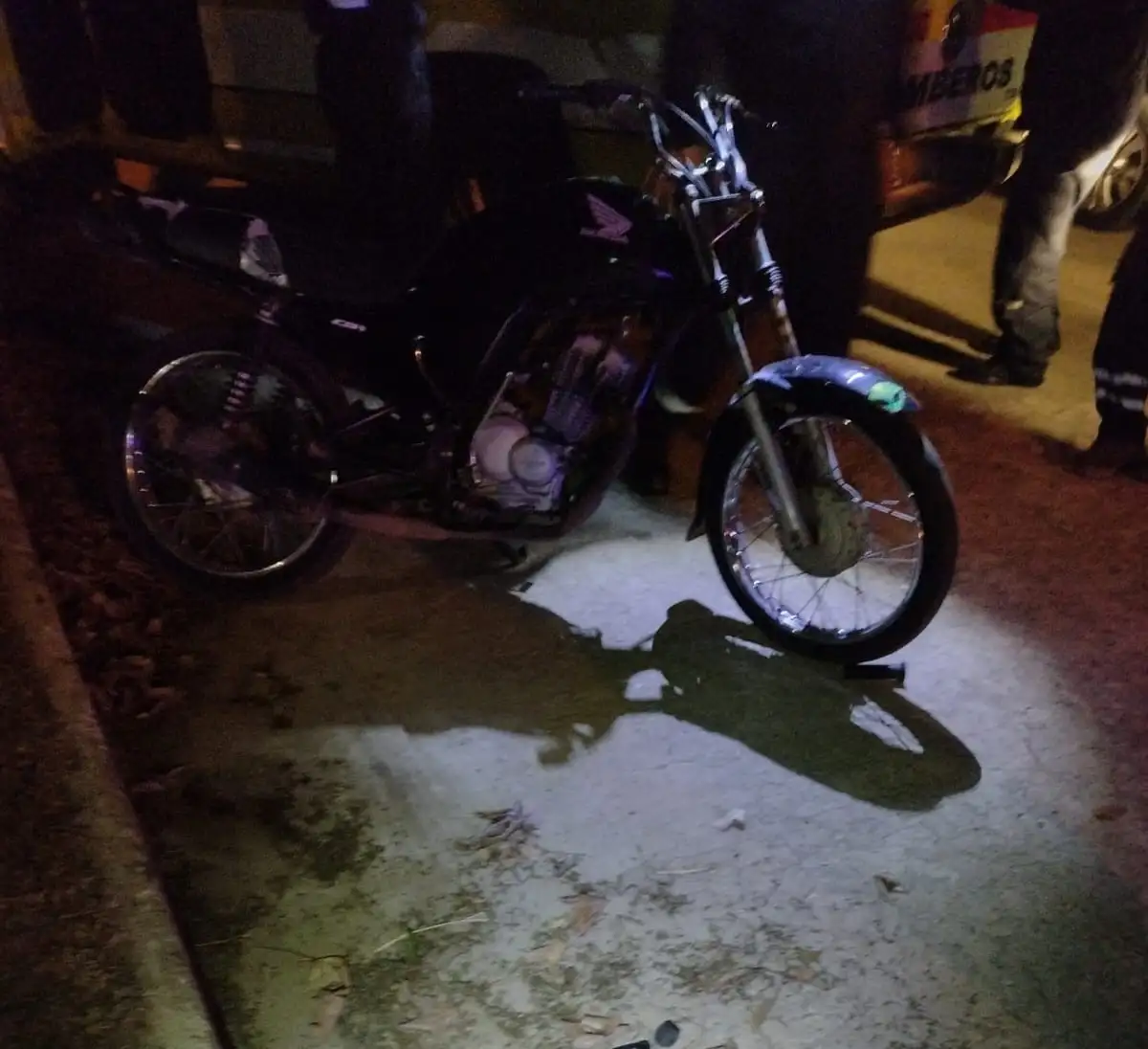 La motocicleta marca Honda en que se movilizaba el joven de 19 años.