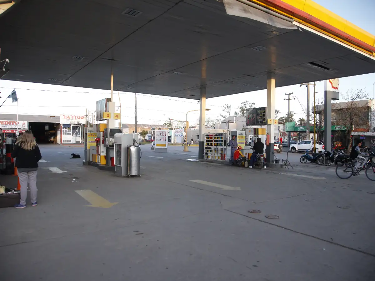 Estación de servicios pide rostros libres a sus clientes durante la noche