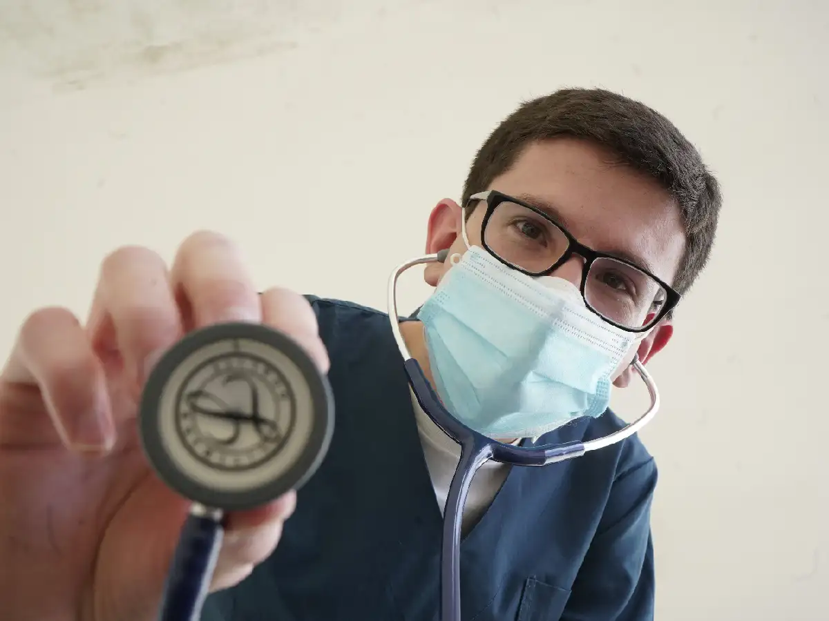 Lo cautivó el lado más humano de la medicina y hoy es abanderado de la carrera  