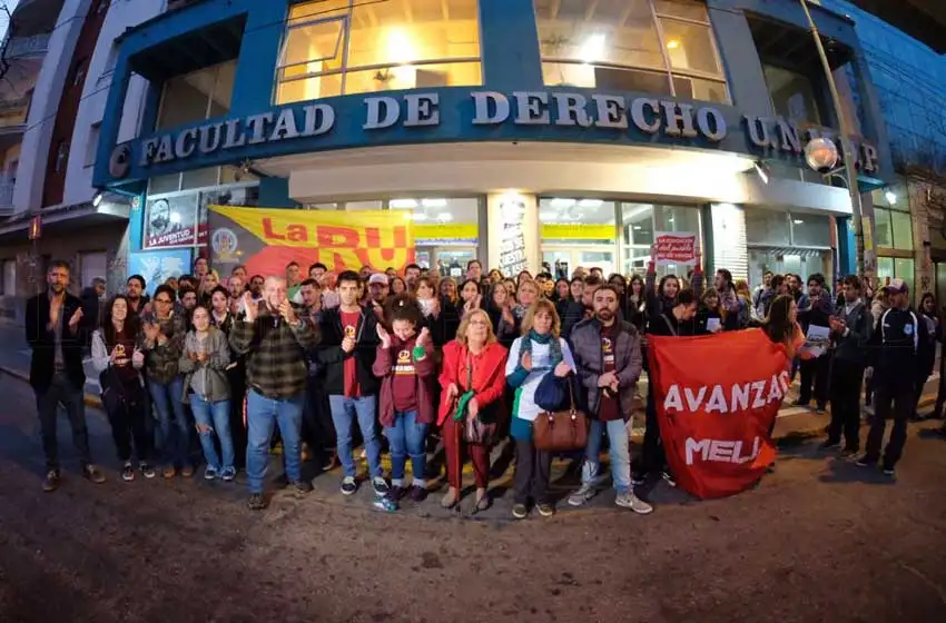 Estudiantes realizaron un abrazo a la Facultad de Derecho