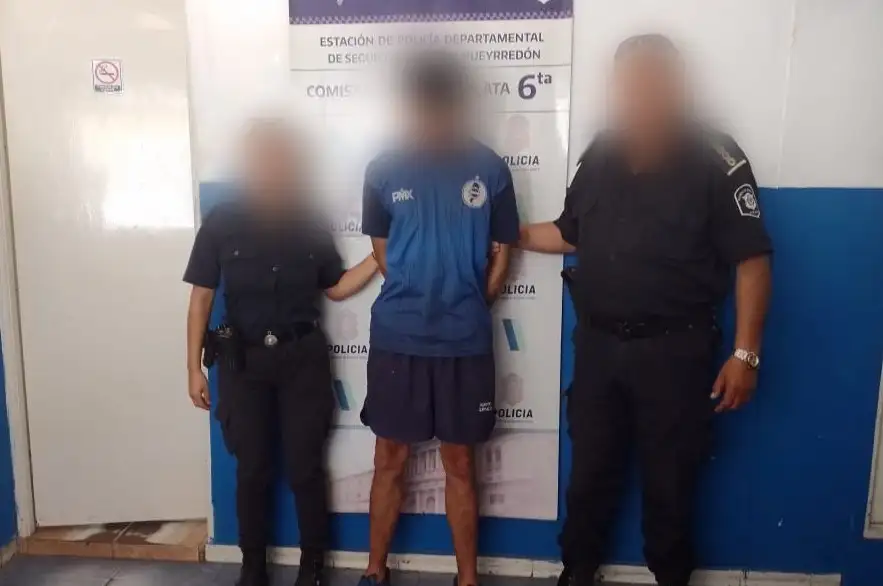 El joven se puso violento con su madre y además agredió a otra mujer.