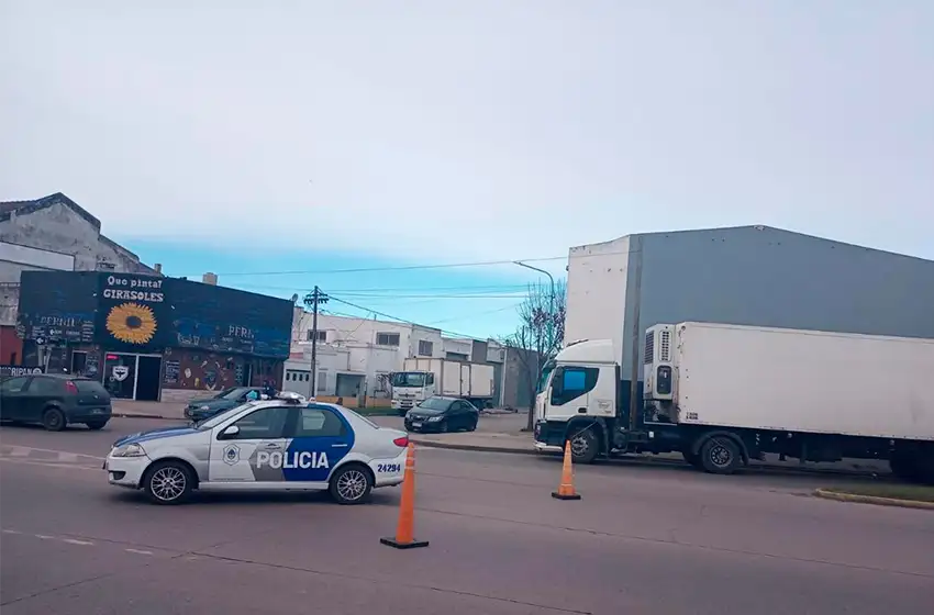 Lo arrolló un camión sobre la avenida Champagnat y murió