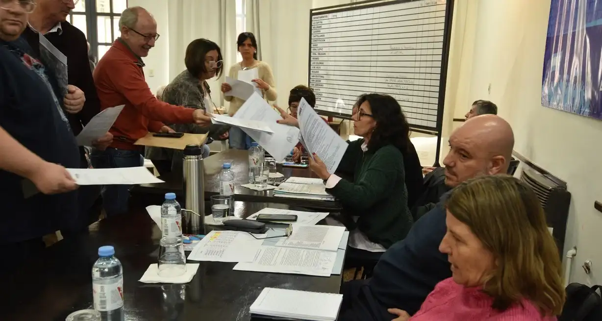Apenas 214 sufragios separaron las propuestas de la aceptación y del rechazo.
