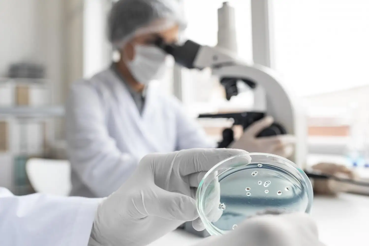 Microbiólogos: cerca de incorporarse al ámbito de los profesionales de la salud