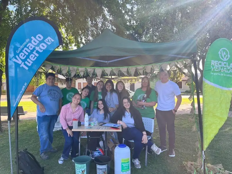 Voluntarios entregaron los ecotachos en barrio Rivadavia.