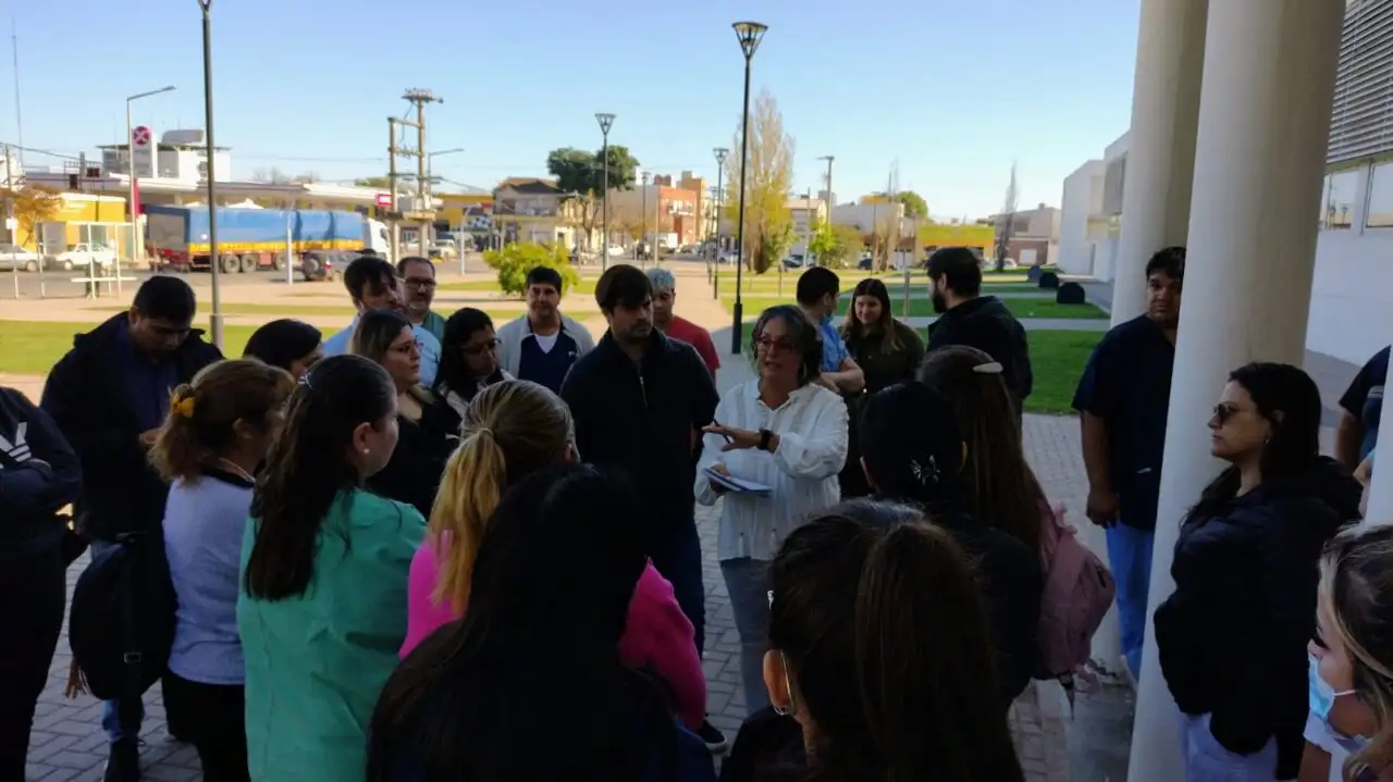 Protesta de trabajadores del Hospital “Gutiérrez” por demoras en los pagos