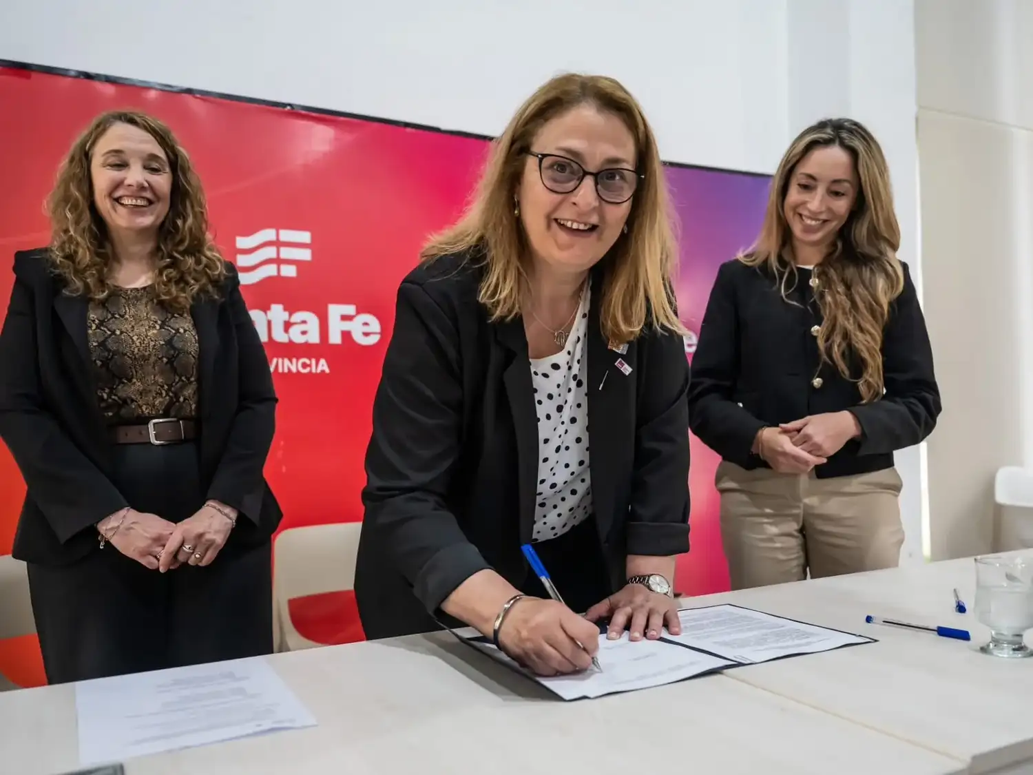 La ministra de Salud de Santa Fe, Silvia Ciancio, durante la firma del convenio con el Incucai que incluye al Hospital Alejandro Gutiérrez de Venado Tuerto entre los cinco efectores que sumarán consultorios especializados. GSF