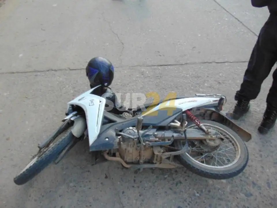 Accidente entre auto y moto, con menores involucrados en ambos vehículos