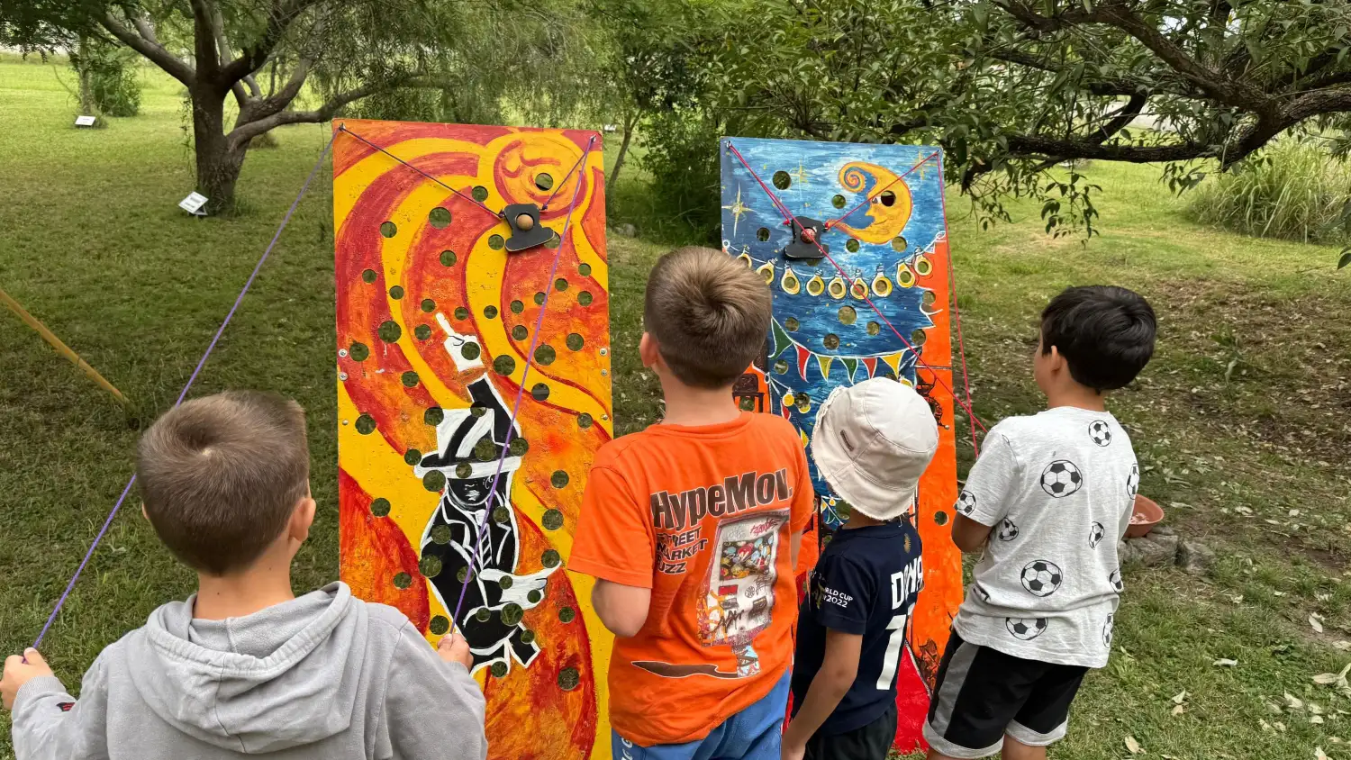 AGM Aventuras en el museo, chicos pintando