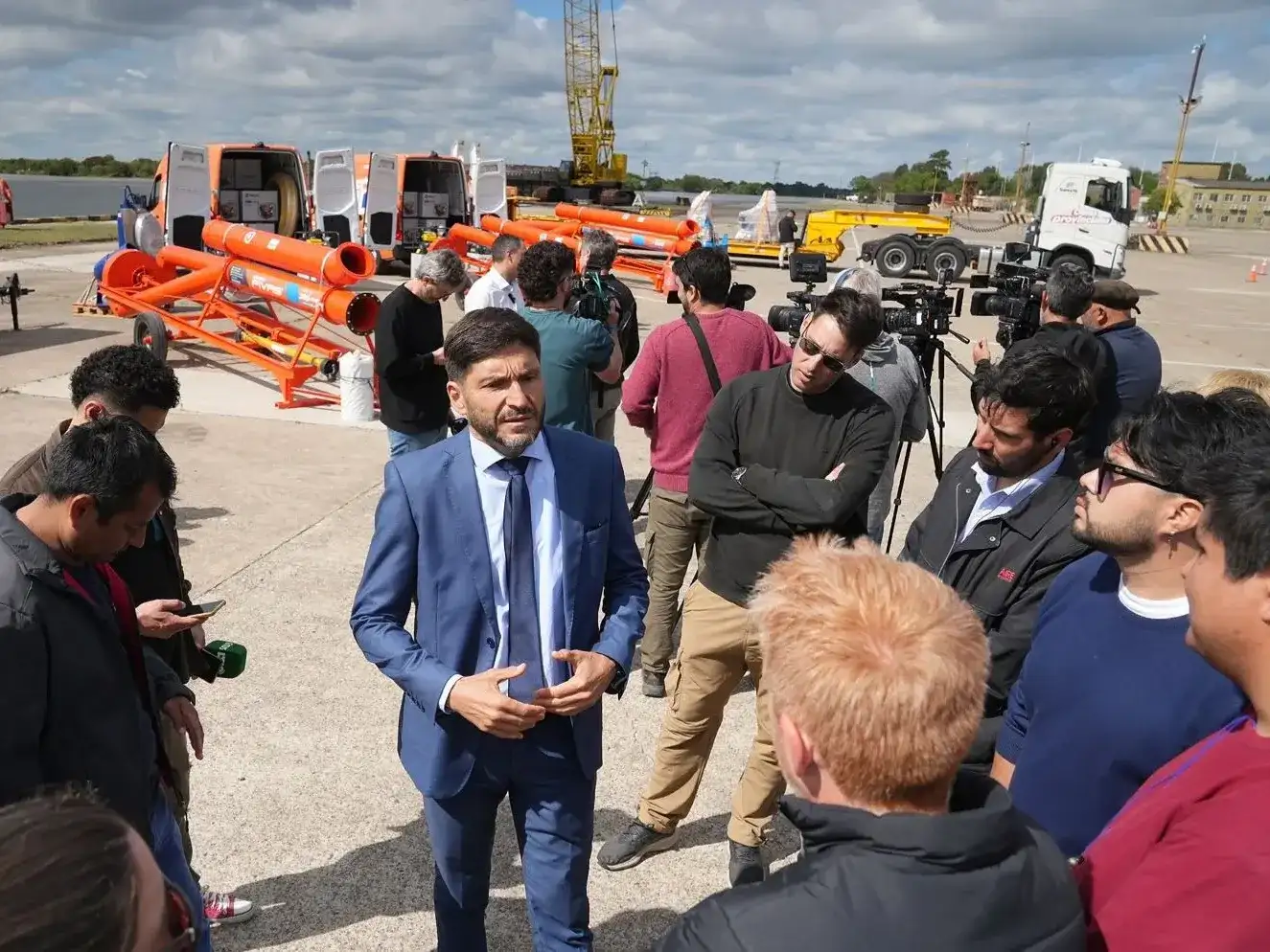 El gobernador Maximiliano Pullaro durante la presentación de 90 nuevas bombas destinadas a reforzar la prevención ante contingencias hídricas en la provincia de Santa Fe. Foto: GSF