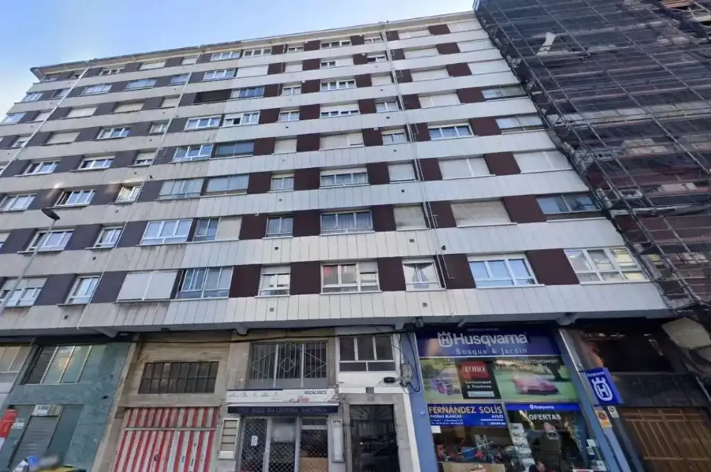 Horror en España: una mujer se tiró desde un quinto piso con su hija de 7 años en brazos