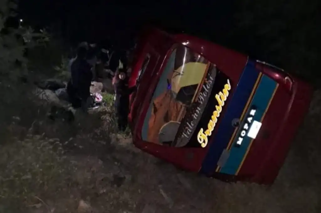 Los equipos de rescate encontraron pasajeros atrapados dentro del autobús