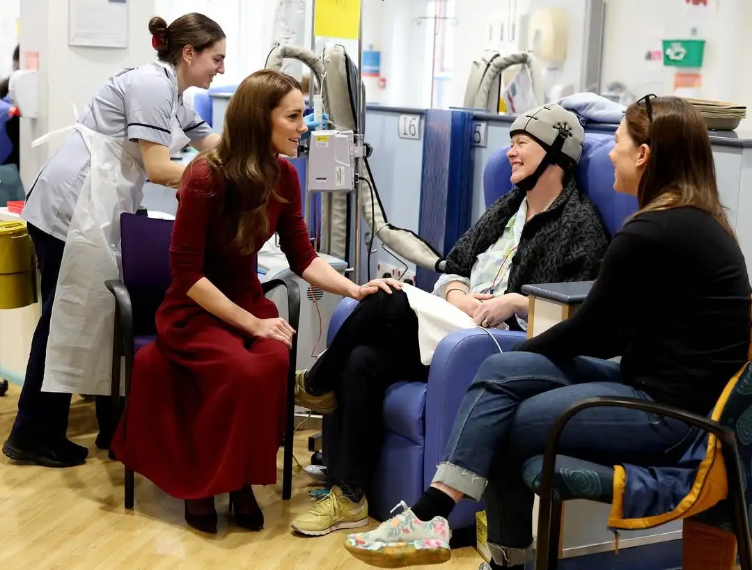 Lo anunció después de visitar el hospital de Londres donde fue tratada.