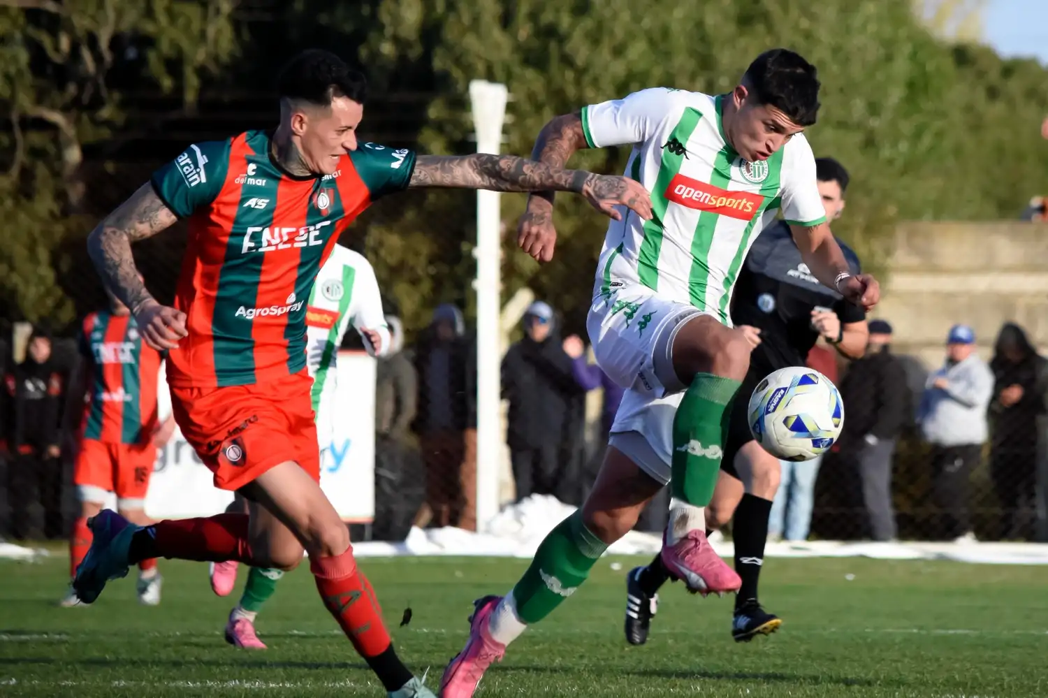 Vázquez con el balón en sus pies (FOTO: Prensa Kimberley)