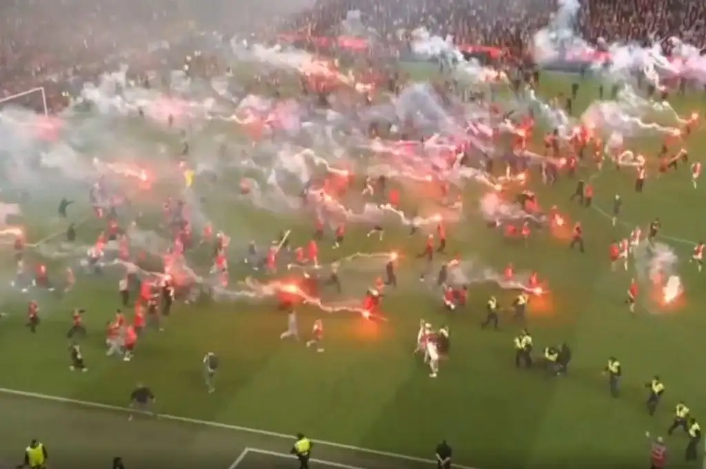 Hinchas invadieron la cancha con bengalas