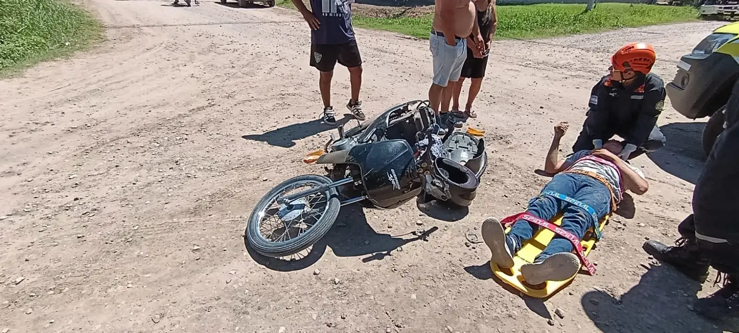 La motocicleta caída y el joven en la camilla. Foto: BVVT