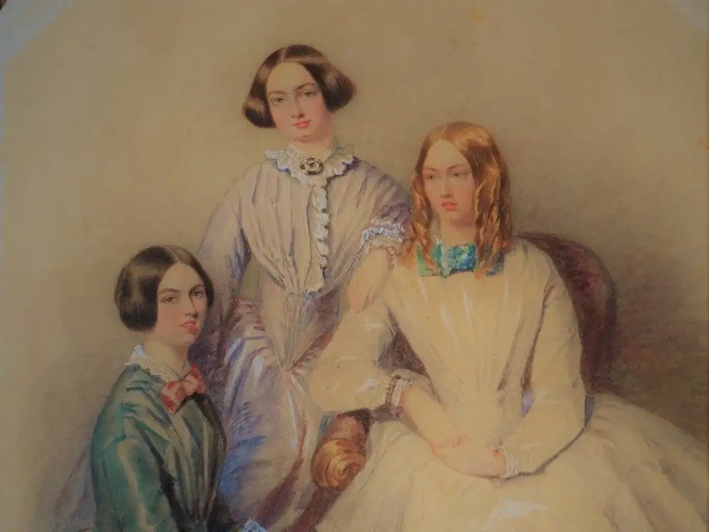 La vida de las Brontë estuvo marcada por la pérdida y la enfermedad. Crecieron en un entorno rural, rodeadas de naturaleza agreste y atravesadas por la muerte temprana de varios miembros de la familia.