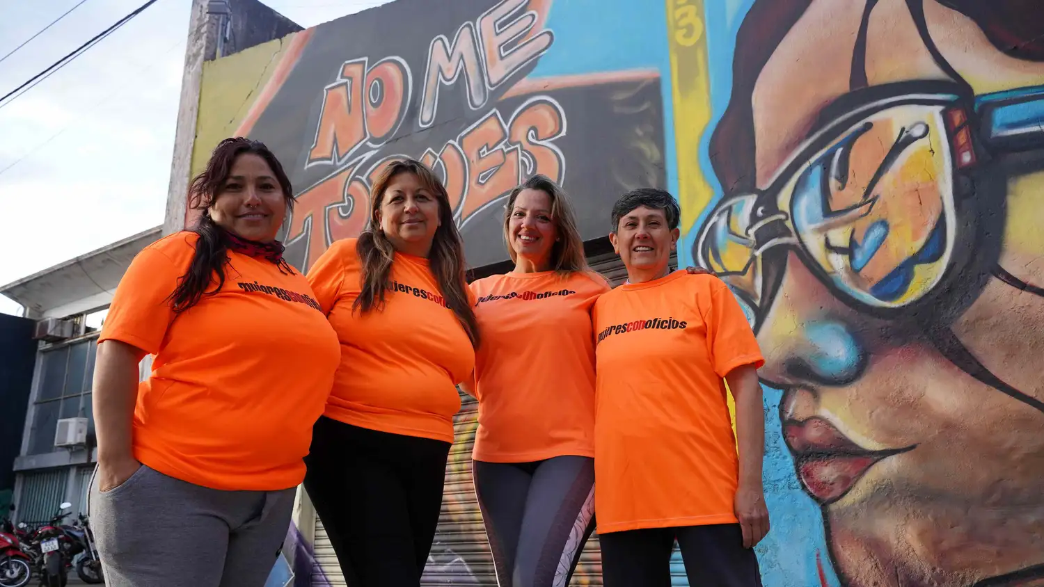 Sandra Bulacio, (segunda de la izquierda), junto a las integrantes de Mujeres por Oficio, en la búsqueda de lograr el apoyo para el Premio Abanderados 2025