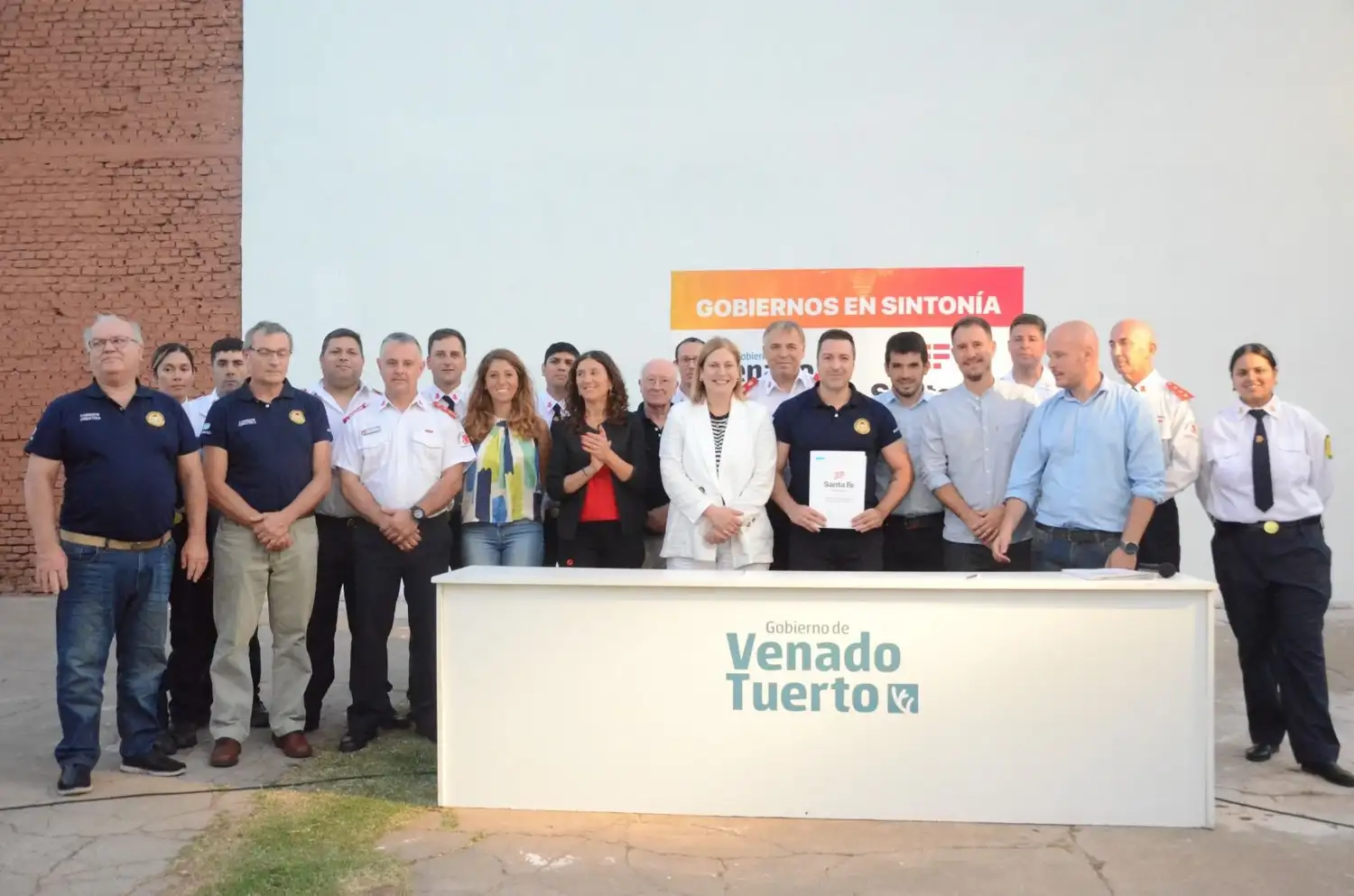 Scaglia y Chiarella junto a Bomberos de Venado, que firmaron convenio la construcción de un campo de entrenamiento. Foto: MVT