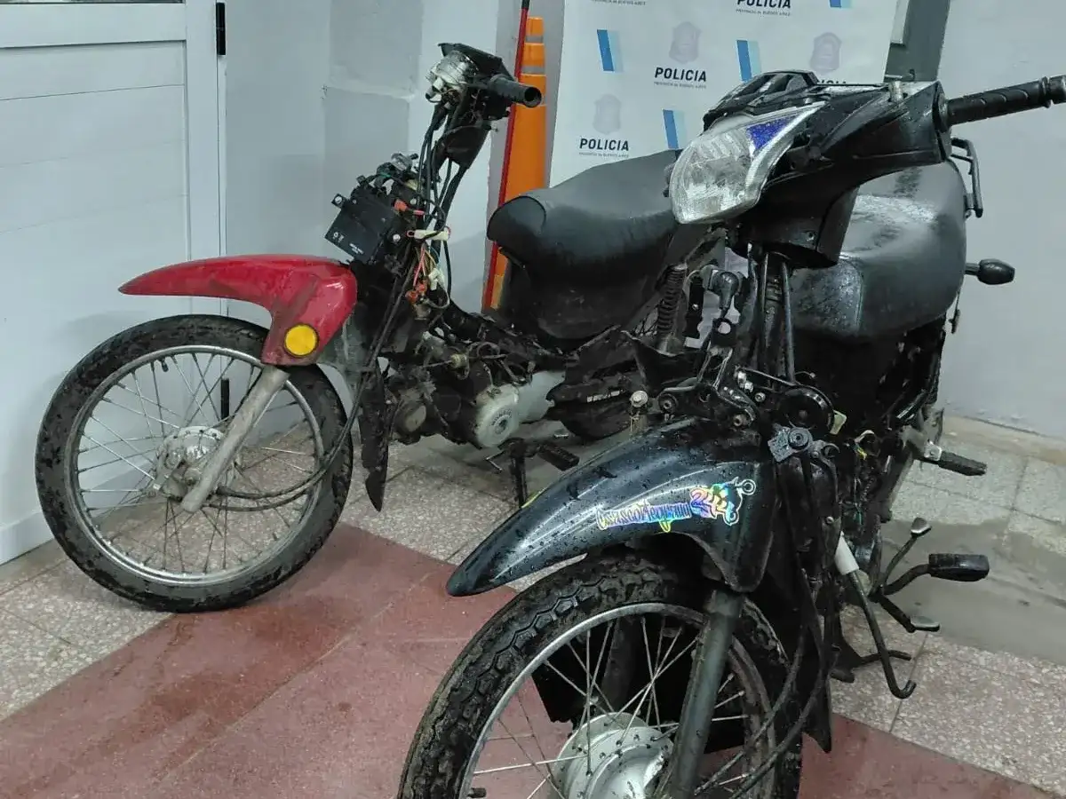 Allanamientos por robo agravado: recuperaron una moto y secuestraron un arma de utilería