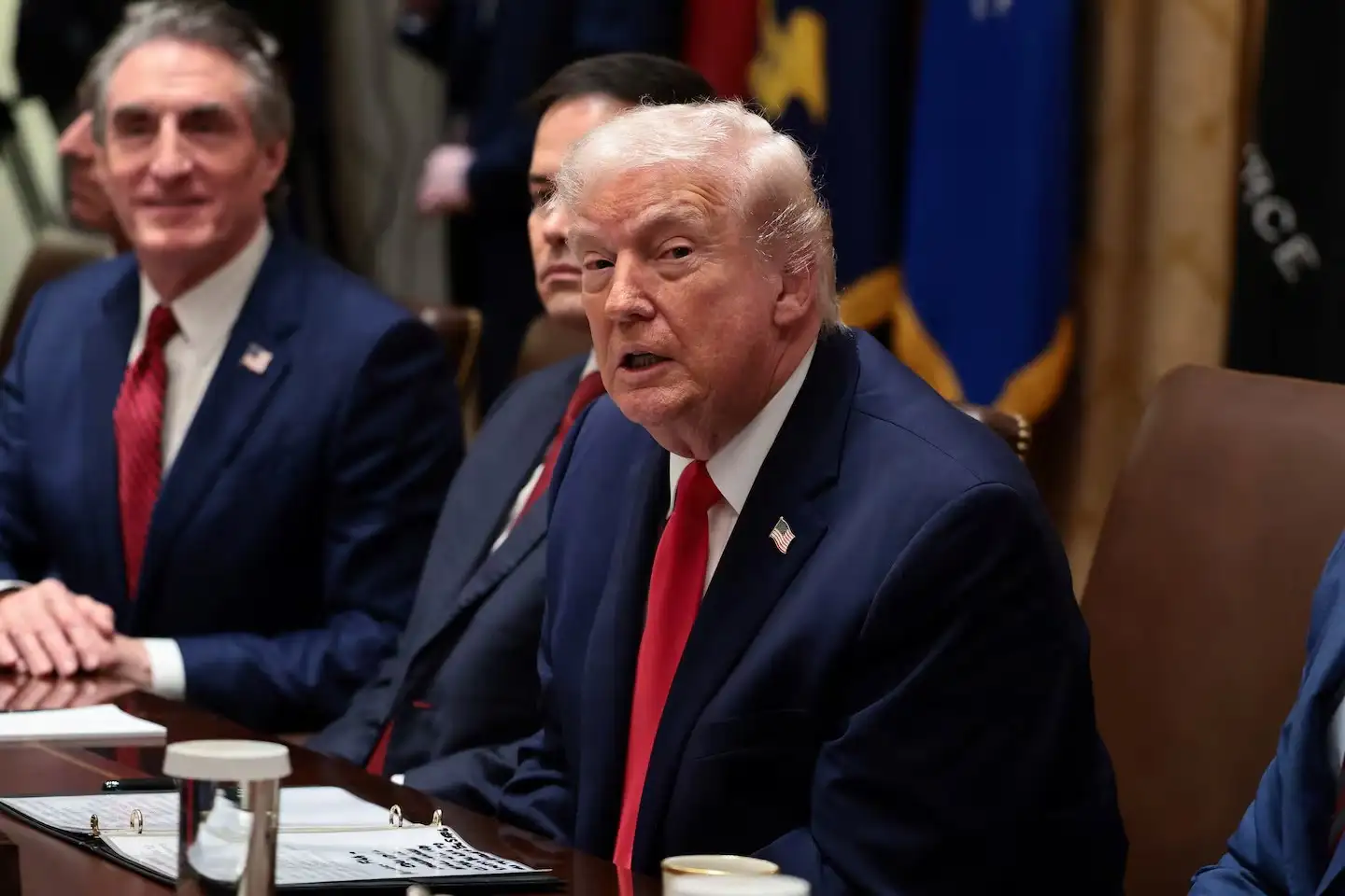 Trump lanza un ultimátum militar a Irán