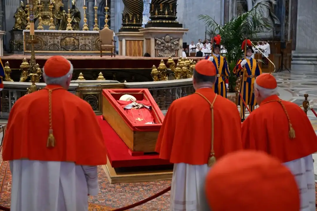El papa Francisco yace en el féretro ante el dolor de los cardenales