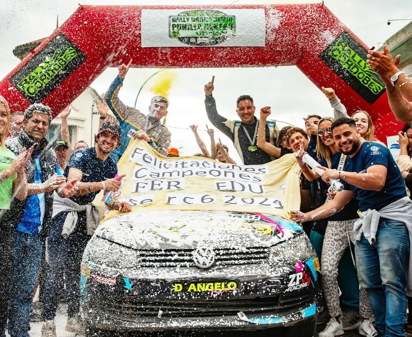Vallero, Loza y todo su equipo festejando el campeonato