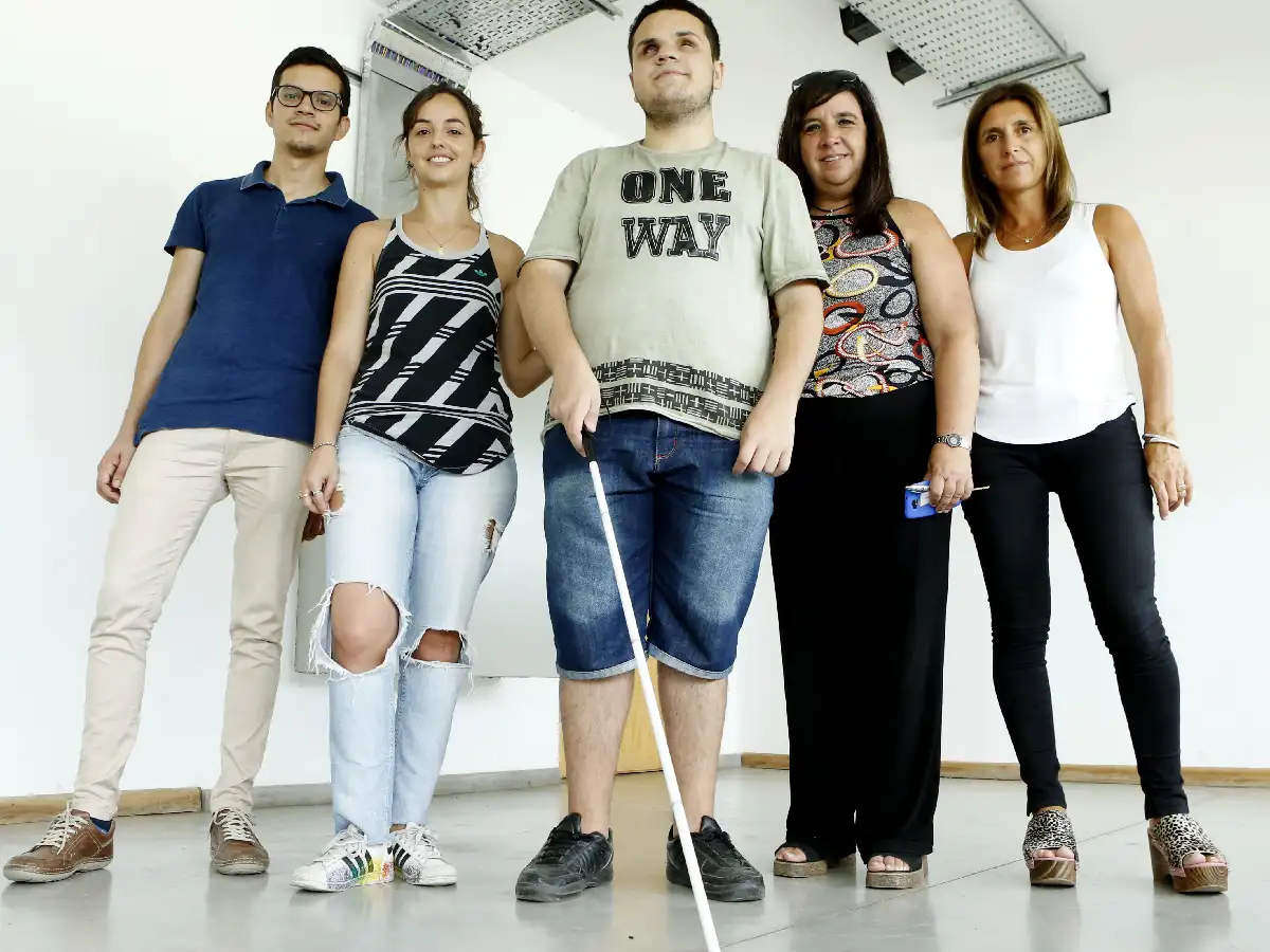 Investigadores y alumnos platenses desarrollan bastón y anteojos inteligentes para ciegos
