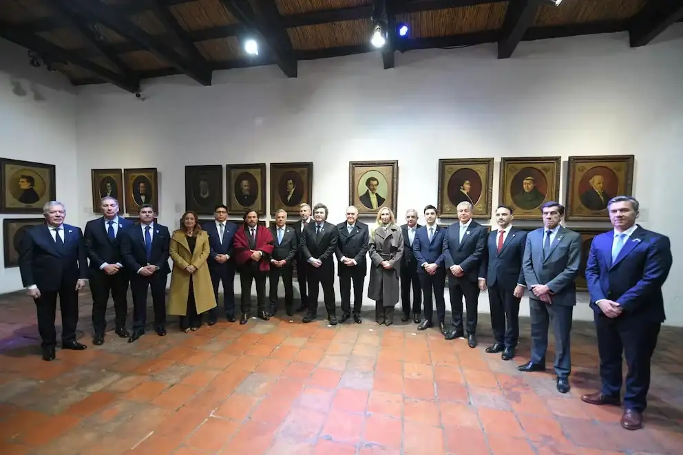 Milei reunió a 13 gobernadores en Tucumán y mostró respaldo político antes de una semana clave en el Congreso