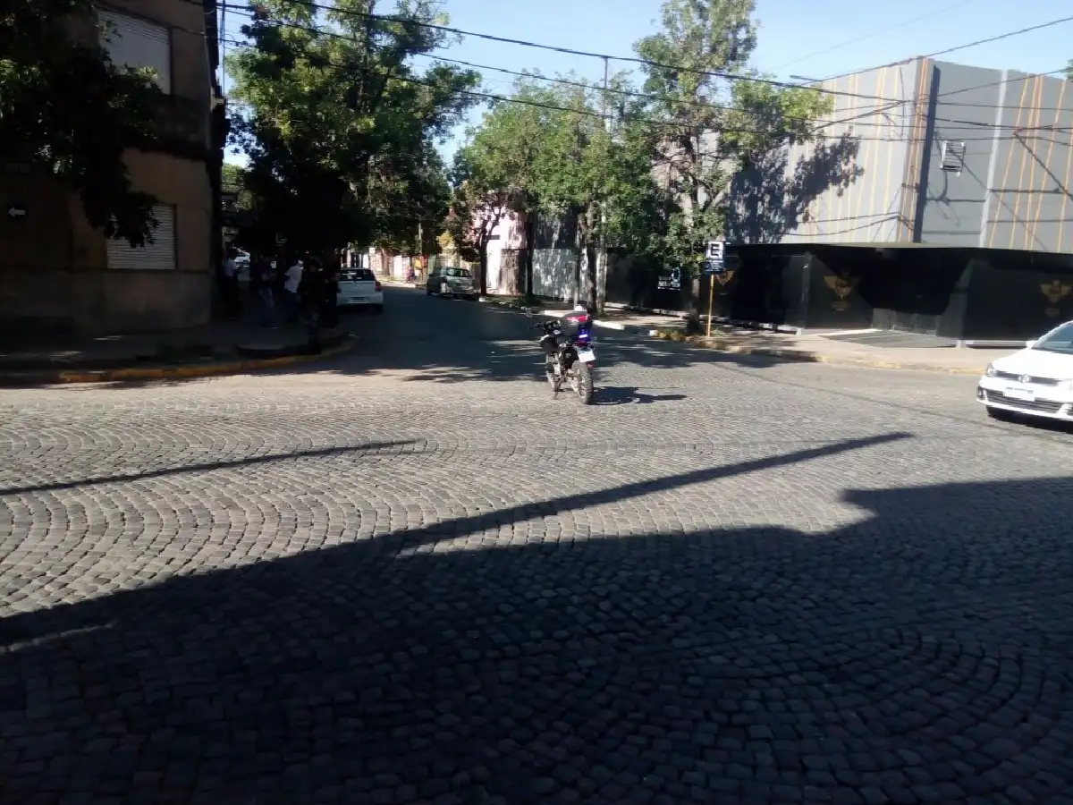 Una motociclista herida tras colisionar con una camioneta