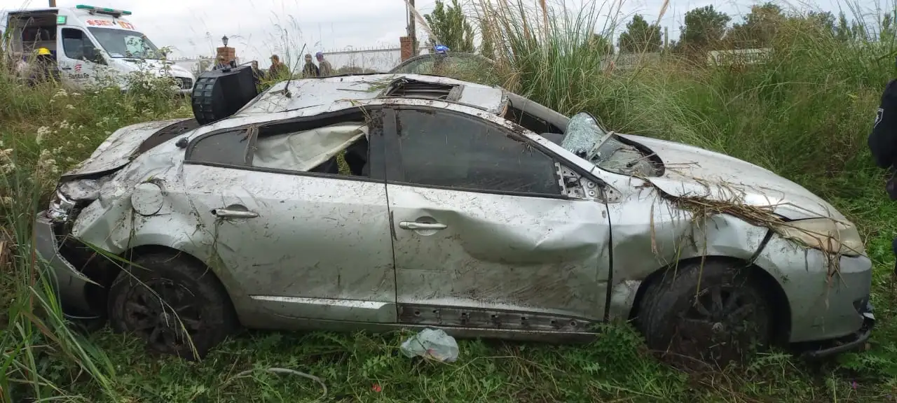 El Renault Fluence sufrió graves roturas.