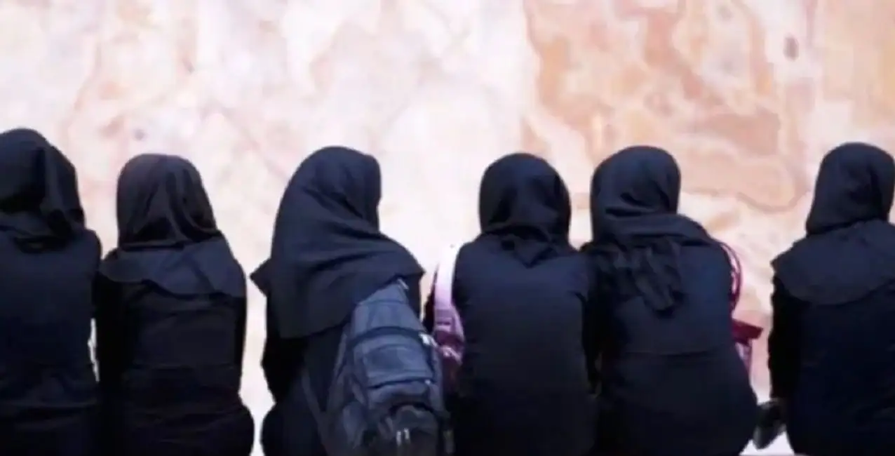 Irán: envenenaron a 650 alumnas para que cierren las escuelas de mujeres