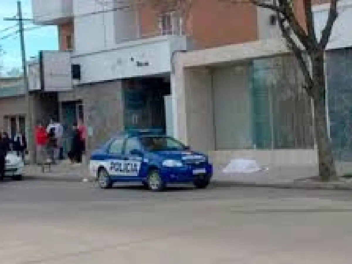 Investigan la muerte de un joven que cayó de un edificio en Río Cuarto