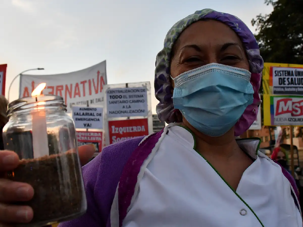 Trabajadores de la salud realizaron "una marcha de las antorchas" en Córdoba