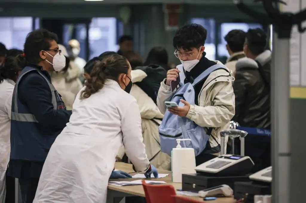 China condenó la exigencia de test de coronavirus establecida a sus ciudadanos en otros países