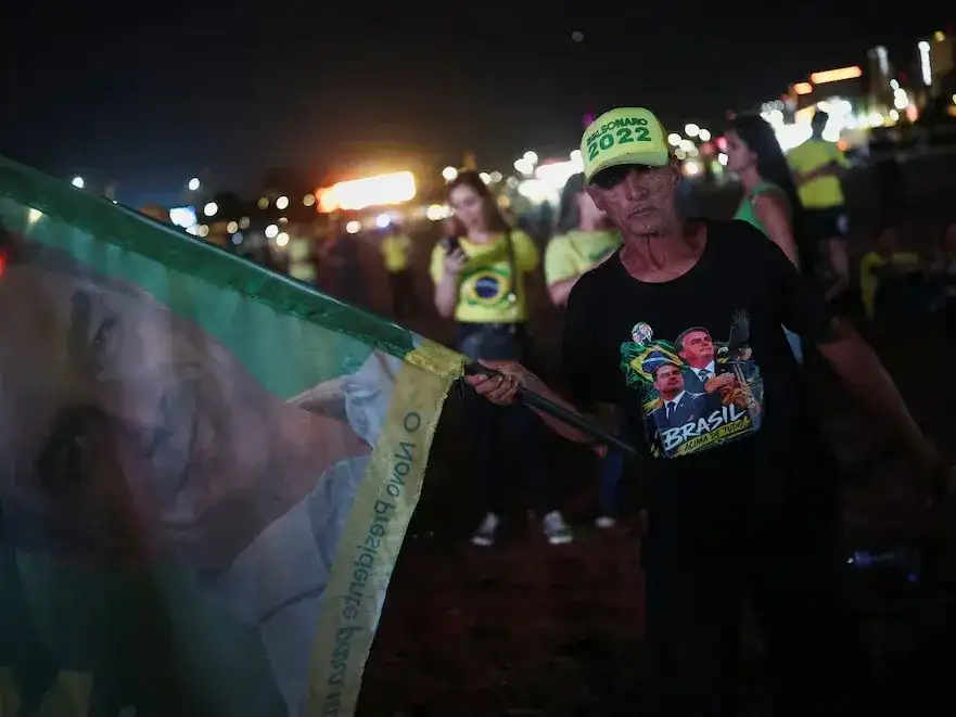 Brasil define su próximo presidente en un balotaje entre Flávio Bolsonaro y Lula da Silva, tras una jornada electoral con una extensión de dos horas en la votación.