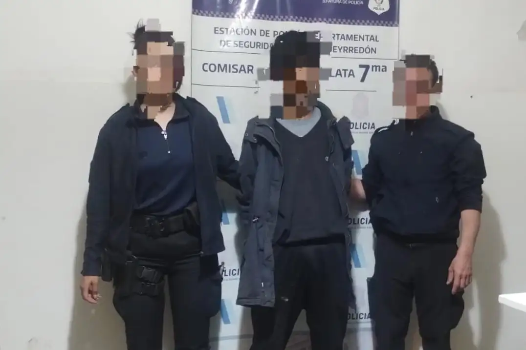 El joven delincuente fue detenido a los pocos metros de donde cometió el ilícito.
