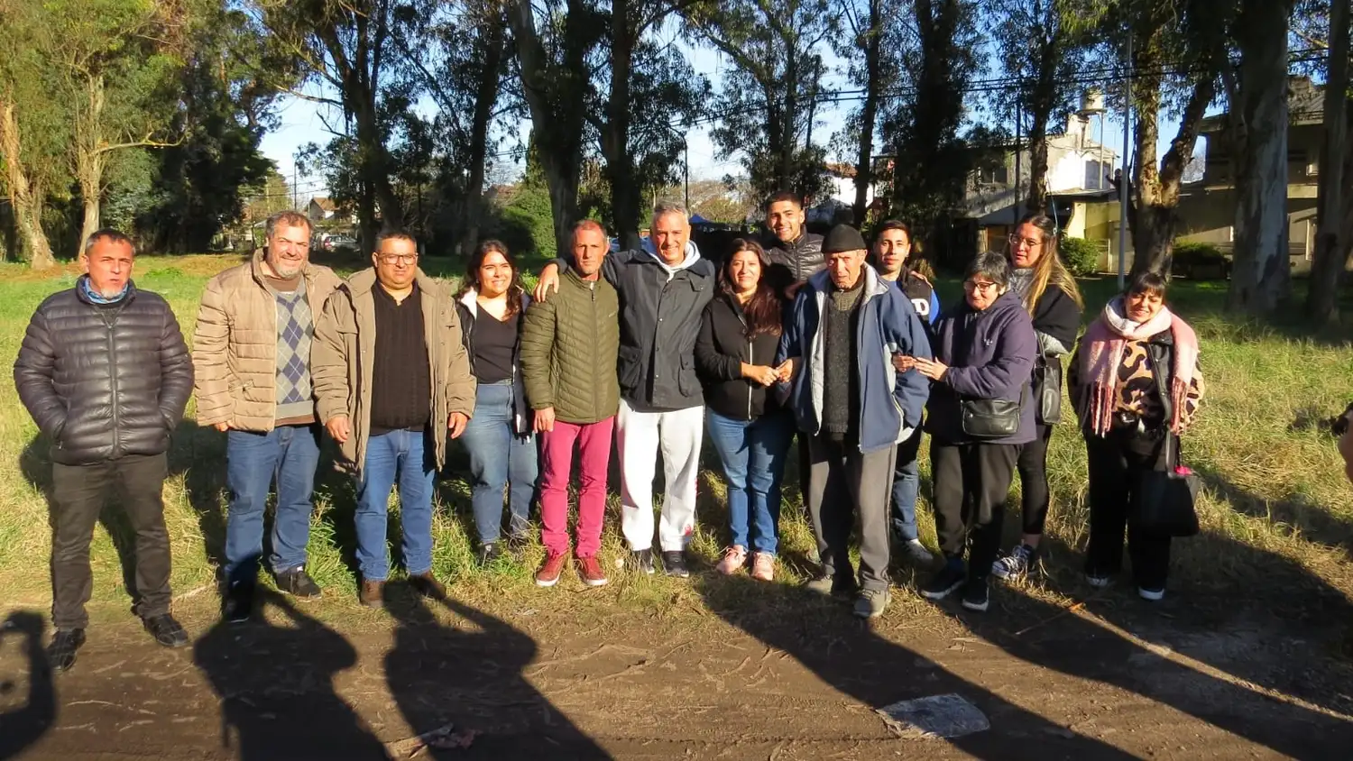 Su propuesta se centra en el compromiso social y la participación activa, buscando empoderar a los vecinos y fortalecer la resiliencia comunitaria.
