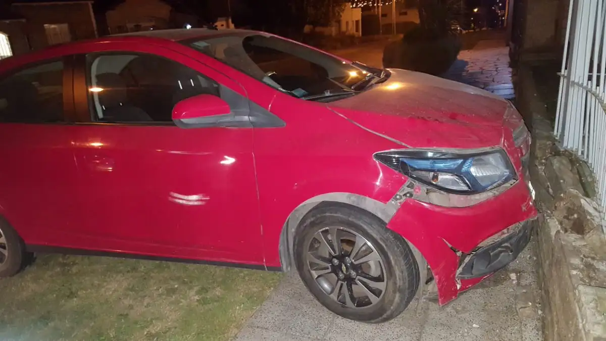 Conducía sin ninguna documentación y chocó un auto estacionado