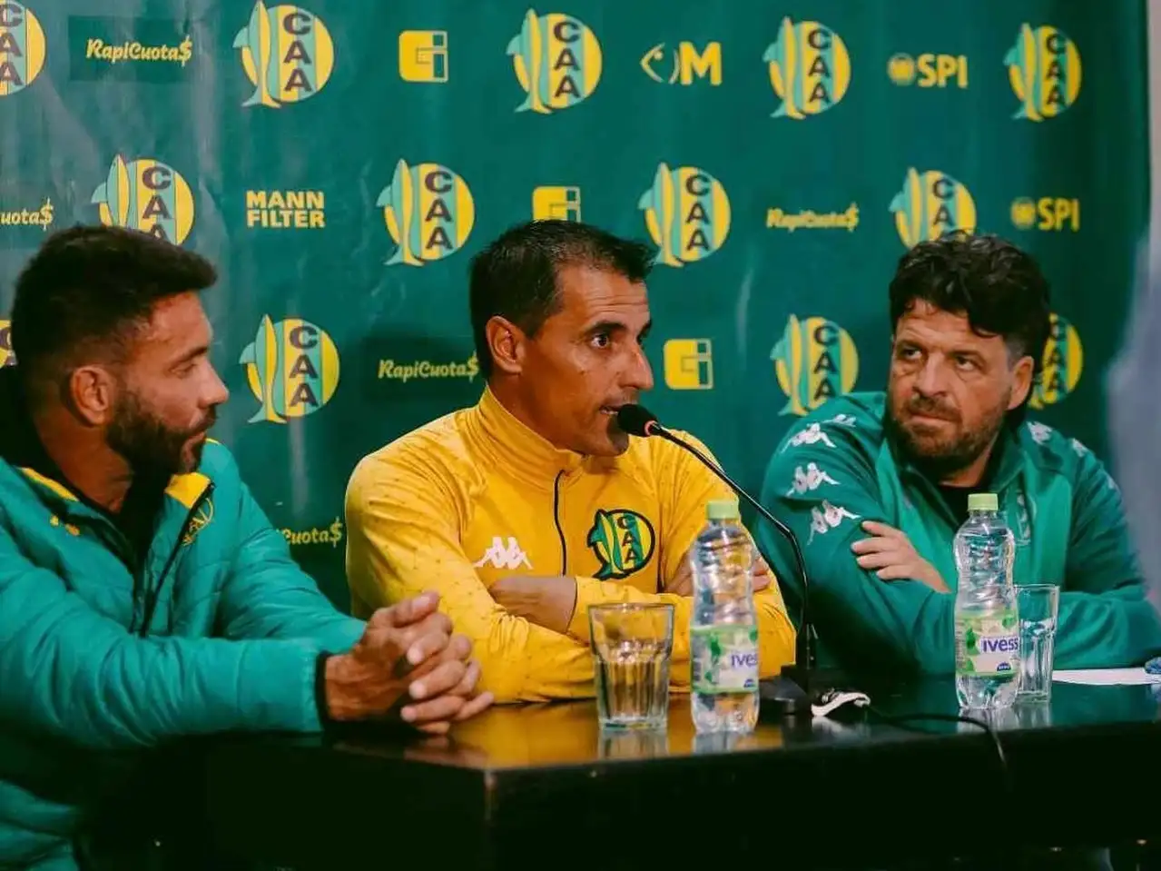 Farre durante su primera conferencia de prensa en Aldosivi