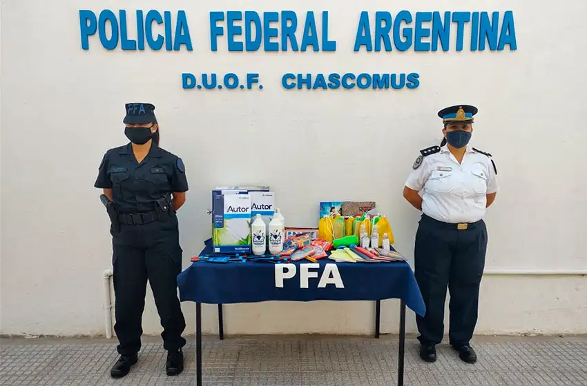 La Policía Federal donó útiles a una escuela en el paraje Adela