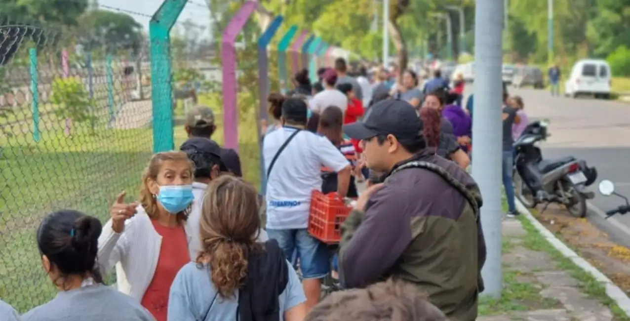 A días de las elecciones, largas filas para cobrar un subsidio en Tucumán