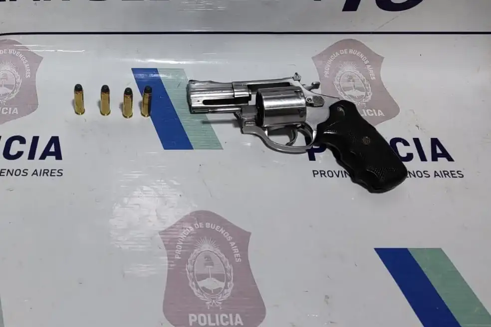 Entre sus pertenencias, el sujeto tenía un revólver marca Magnum calibre .357 con la numeración de serie limada y cuatro cartuchos intactos en su tambor.