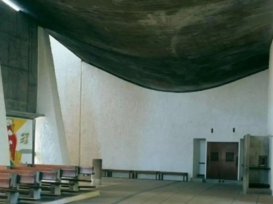Desde tiempos antiguos, la luz ha sido un elemento arquitectónico clave, no sólo por su funcionalidad sino también por su carga simbólica y estética.